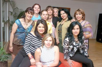 18042006 
Cecilia Oviedo de Cuesta, festejó recientemente su cumpleaños, acompañada por sus amigas, Martha, Laura, Mónica, Mary, Nena, Sara, Paty, Marú e Hilda.