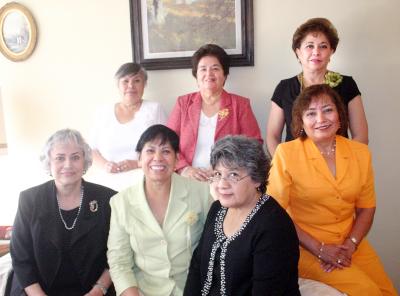 18042006 
Amparo Jáquez de Rivas acompañada de sus amigas, en el festejo que se le ofreció por su cumpleaños.