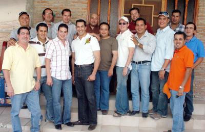 17042006
Alfonso Garza Tijerina captado con sus amigos, quienes le ofrecieron una despedida de soltero con motivo de su próxima boda.