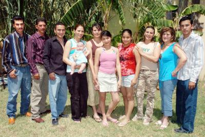 17042006 
Víctor, Paco, Ricky, Luis, Lily, Vicky, Jéssica, Gaby, Nena, Gabita, Fahra y Zomonsett.