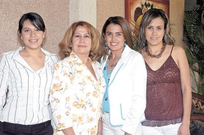 17042006
Lupita López acompañada por sus hijas, Sol, Zara y Cyntia Facio, captadas en pasado convivio.