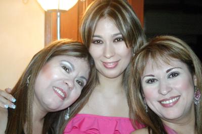 18042006 
Margarita Martínez, Gaby Martínez y Marcela Martínez en pasado festejo.