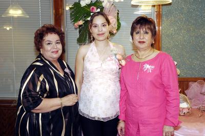 18042006
Myriam Anabel Sánchez de Gamboa acompañada de las anfitrionas de su fiesta de regalos, Rosa Velia y Alma Leticia.