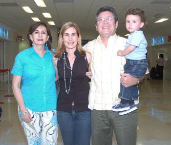 18042006 
Procedentes de la Ciudad de México, arribaron a Torreón Daniel Sánchez, Lilia de Sánchez, Luly de Garza y Emiliano Garza.