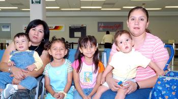 18042006 
Verónica Carrillo, Ana y Ramón López, Micky Cárdenas, Mayra y Miguel Carrillo, viajaron a Mazatlán.