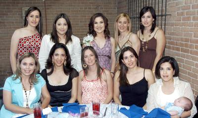 19042006
Feliz muy entusiasmada luciò Marìa Mercedes Lòpez Aguirre al lado de sus amigas, durante su despedida de soltera.