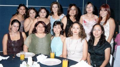 19042006 
Maribel Gutiérrez con un grupo de amigas, en su despedida de soltera.