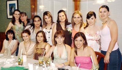 19042006 
Silvia Gómez de Garnier en compañía de sus amigas, en la fiesta de canastilla que se le ofreció con motivo del próximo nacimiento de su bebé.