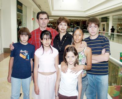 20042006 
Emma Ramírez de Villalobos y Leopoldo Villalobos Romo, con sus hijos Daniel, Rodolfo, Ema Paola, Janeth y Daniela.