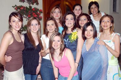20042006 
Patricia Isabel Elías Marrero con sus amigas en su despedida de soltera.