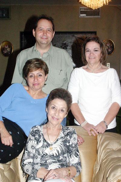 18042006 
Un feliz cumpleaños, disfrutó doña Patrocinio a quien la acompañan sus hijos Eulalia Torre de Martínez, Margarita Torre de López y Arturo Torre Montero.