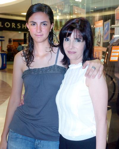20042006 
Ana Laura y María Teresa López Negrete.