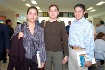 19042006 
Karla Anzures, Paola Gutiérrez y Pedro Montoya arribaron a La Laguna procedentes de la Ciudad de México.