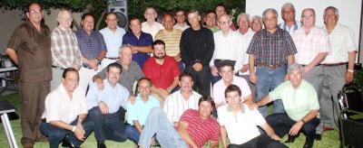 21042006 
Don Enrique, junto a los amigos que asistieron a su fiesta de cumpleaños.
