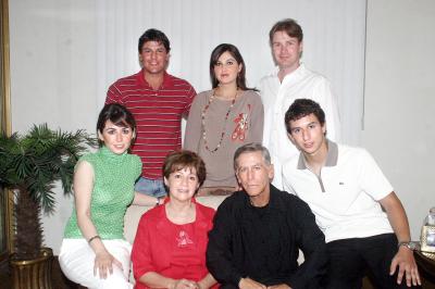 21042006 
Señor Mario Enrique Vázqiez Salinas con su esposa Cristina Porras de Vázquez e hijos, Mario, Carlos Fernando, Karla Cristina, Pincky Catalina y su yerno José Manuel.