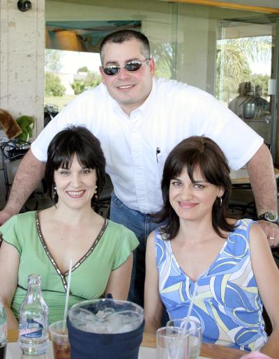 21042006
Javier Castro, Cecilia de la Garza y Paty Castro, captados recientemente.