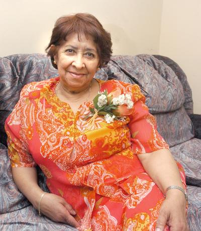 21042006 
Por sus 74 años de vida, la señora Soledad Rentería Vda. de Sánchez disfrutó de una fiesta .