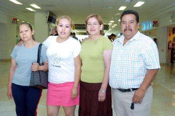 21042006 
Carmen Ocaña viajó al DF, la despidieron Imelda, Itzel, y Severiano.