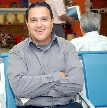 21042006 
Genaro Landeros estuvo en el aeropuerto, para recibir a unos compañeros de trabajo.