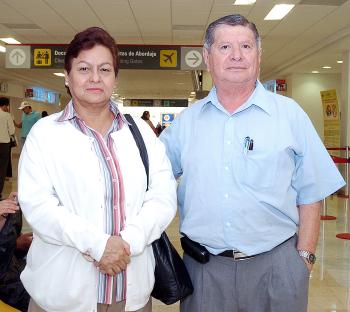 21042006 
Marcela Saavedra con destino a la Ciudad de México, la despidió Ciro Araujo.