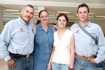 21042006 
Mariana Olivera Mendoza viajó a Estados Unidos, fue despedida por sus familiares.