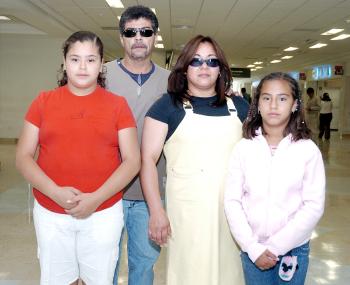 22042006 
Víctor, Diana y Claudia Ruiz y Diana Arredondo viajaron al DF.