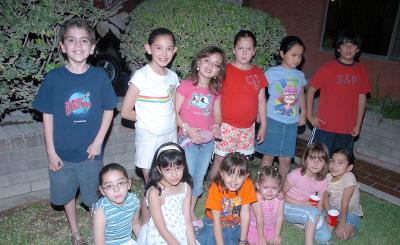 23042006 
Ana Sofía Garza Hernández rodeada de un grupo de amiguitos, el día que celebró su octavo cumpleaños