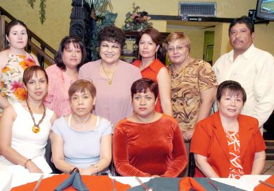 23042006
Abigaíl Salazar de Urbina acompañada por un grupo de amigas, en el festejo que le ofrecieron con motivo de su jubilación laboral.