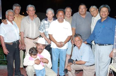 23042006 
Efrén Tagle acompañado por un grupo de amigos, en el festejo que se le ofreció en días pasados.