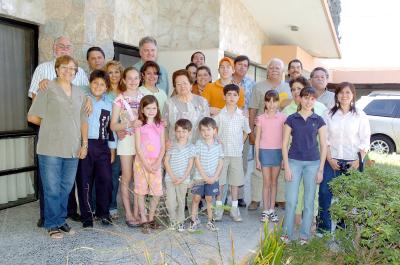 23042006 
Familia Morales Calderón, reunidos en ocasión a su llegada de Estados Unidos y del cumpleaños de Cristina Morales Hancock.