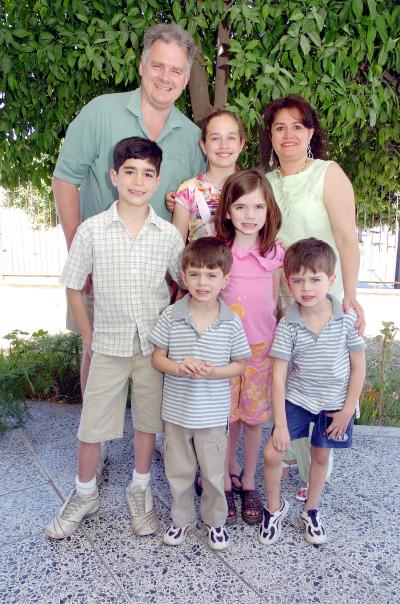 23042006 
La lagunera Cristina Morales de Hancock, su esposo Philip Hancock y sus hijos, Chelsea, Christopher, Gabriela, Antony y Michel.