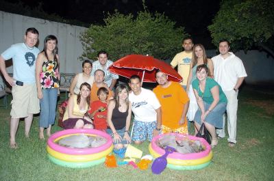 23042006 
Una fiesta playera por su cumpleaños le ofrecieron a Carlos Rodríguez Díaz.