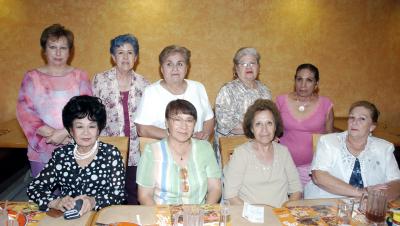 23042006
Xóchitl de Balderas acompañada por amistades el dìa que celebró su cumpleaños.