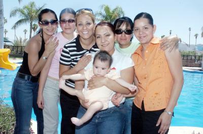 23042006 
Claudia Estrada, con sus amigas Maribel, Cony, Sandra, Cecilia, Claudia y la bebé Isabella Estrada