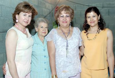 23042006 
Patricia González Vázquez acompañada por sus amigas Hilda, Cecy y Chiquis, en el festejo que se le ofreció con motivo de su cumpleaños