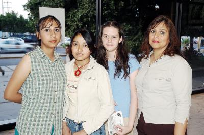 23042006 
Cristy, Jéssica y Gaby Padilla con Mercedes de Padilla.