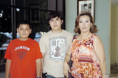 23042006 
Soraya Gómez, Juan Manuel Martínez y Jorge Martínez.