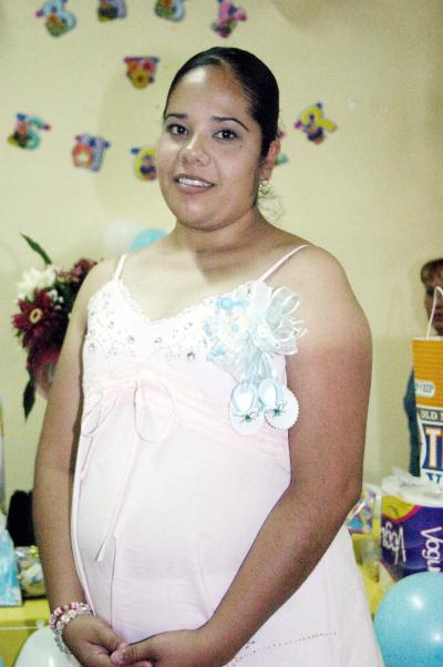 23042006 
Perla Janeth Salas, recibió bonitos regalos, en la fiesta de canastilla que le organizaron.