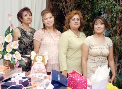 23042006 
Rosalba Gómez de Alonso disfrutó de una fiesta de canastilla, que le organizaron sus familiares en honor al bebé que espera.
