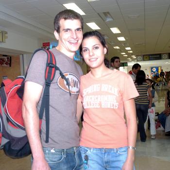 23042006 
Adrián Murra viajó con destino a Monterrey y fue despedido por Sofía Grageda.