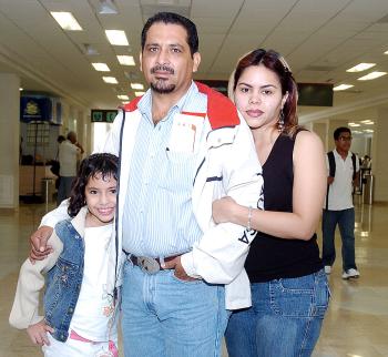 23042006
Antonio y Vanessa Muñoz viajaron a Villahermosa, los despidió Roberto Gutiérrez.