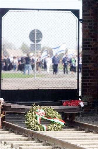 Auschwitz se creó en 1940 y fue destino final, en la mayor parte de los casos, de 1.1 millón de judíos deportados de toda Europa, entre ellos 150 mil polacos, además de 23 mil gitanos, 15 mil prisioneros soviéticos y 24 mil ciudadanos de otras nacionalidades.