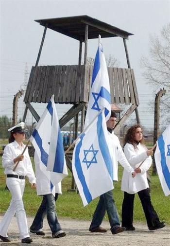 Los participantes se detuvieron en la exposición de Auschwitz, campo de concentración abierto por los nazis durante la II Guerra Mundial, en el Bloque de la Muerte, el Muro de los Fusilamientos y el Bloque 27, dedicado al martirologio de los judíos.