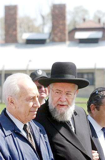 Simón Peres (izq.) y el lìder rabino Meir Lau quienes encabezaron el recorrido.

La marcha de los supervivientes transcurrió por el llamado Camino de la Muerte, que va desde la entrada al campo de Aushwitz, que aún conserva la inscripción Arbeit macht frei (El trabajo hace libre), hasta el Campo II, Auschwitz Birkenau.