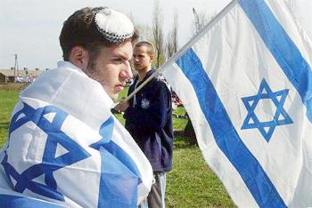 Unas ocho mil personas, en su mayoría jóvenes judíos procedentes de todo el mundo, recorrieron  con el líder laborista Simón Peres a la cabeza, los campos de concentración de Auschwitz y Birkenau en memoria de las víctimas del Holocausto.