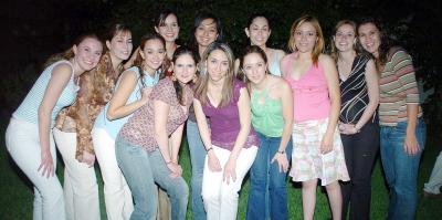24042006 
Rocío Quiroga Oranday acompañada por un grupo de amigas, en la despedida de soltera que le ofrecieron hace unos días.