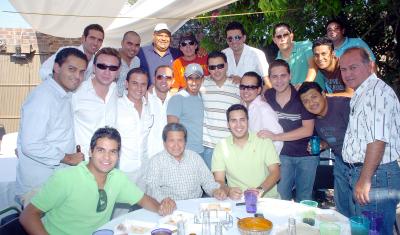 25042006 
Con motivo de su cumpleaños, Alejandro Ramírez Borjón disfrutó de una agradable reunión acompañado por un grupo de amigos.