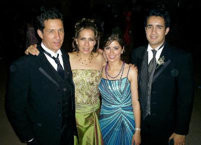 25042006 
Alberto y Juanny Allegre, acompañados de su hijo Beto y Alejandra Gómez.