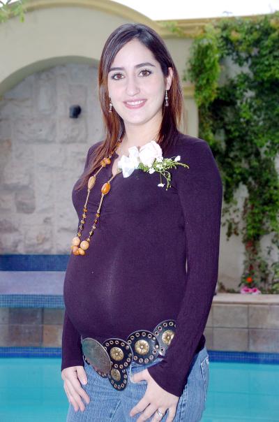24042006 
Con motivo de la cercana llegada de su bebé, Lilia Llamas de Rangel disfrutó de una tierna fiesta de canastilla en días pasados.