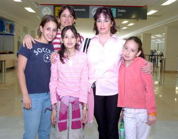 24042006 
Érica Chávez, Daniela y Jéssica Morelos viajaron al DF, las despidió Mónica Chávez.